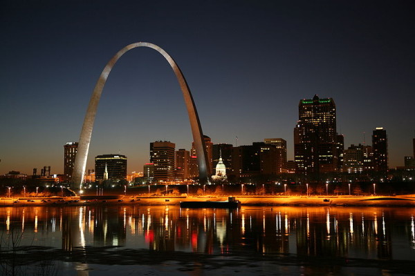 800px-St_Louis_night